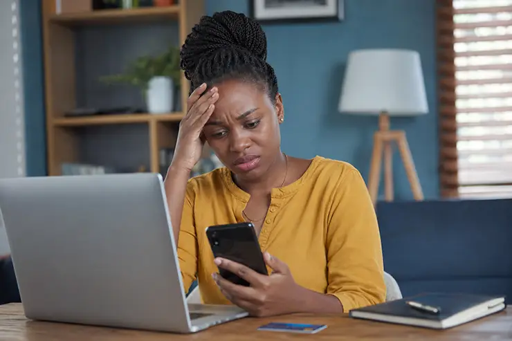 femme victime de cybercriminalité